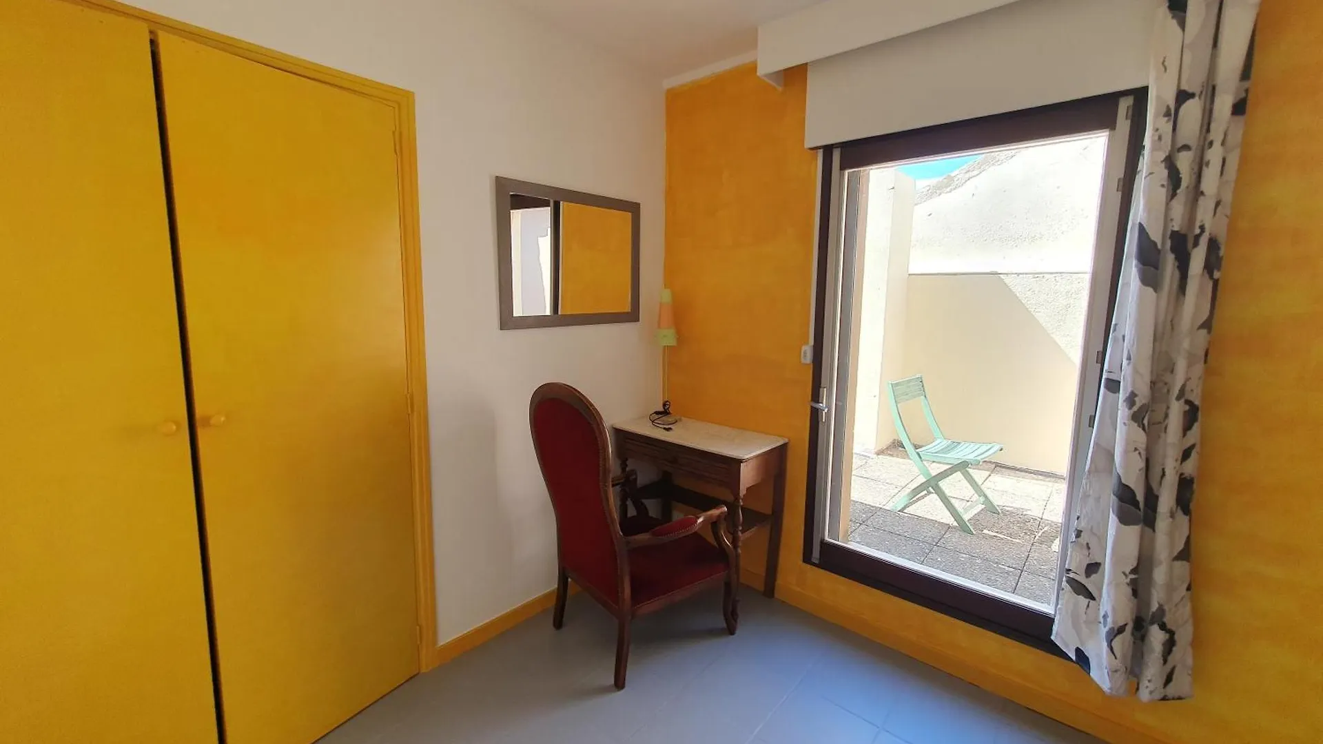 Apartment Appartement 3 Chambres Avec Grande Terrasse Dans Le Centre De Pernes Les Fontaines France