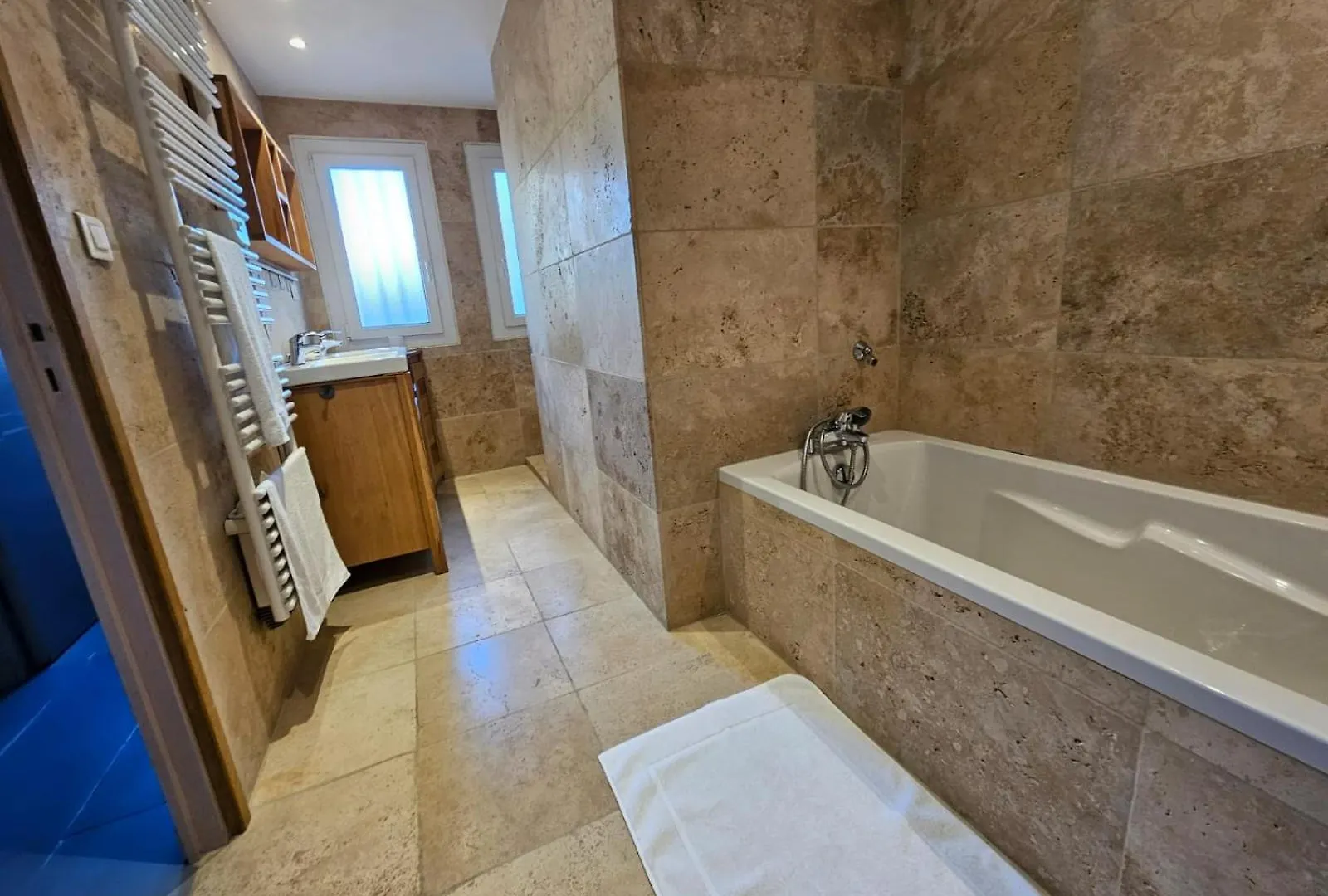 Appartement 3 Chambres Avec Grande Terrasse Dans Le Centre De Pernes Les Fontaines 0*, Pernes-les-Fontaines France