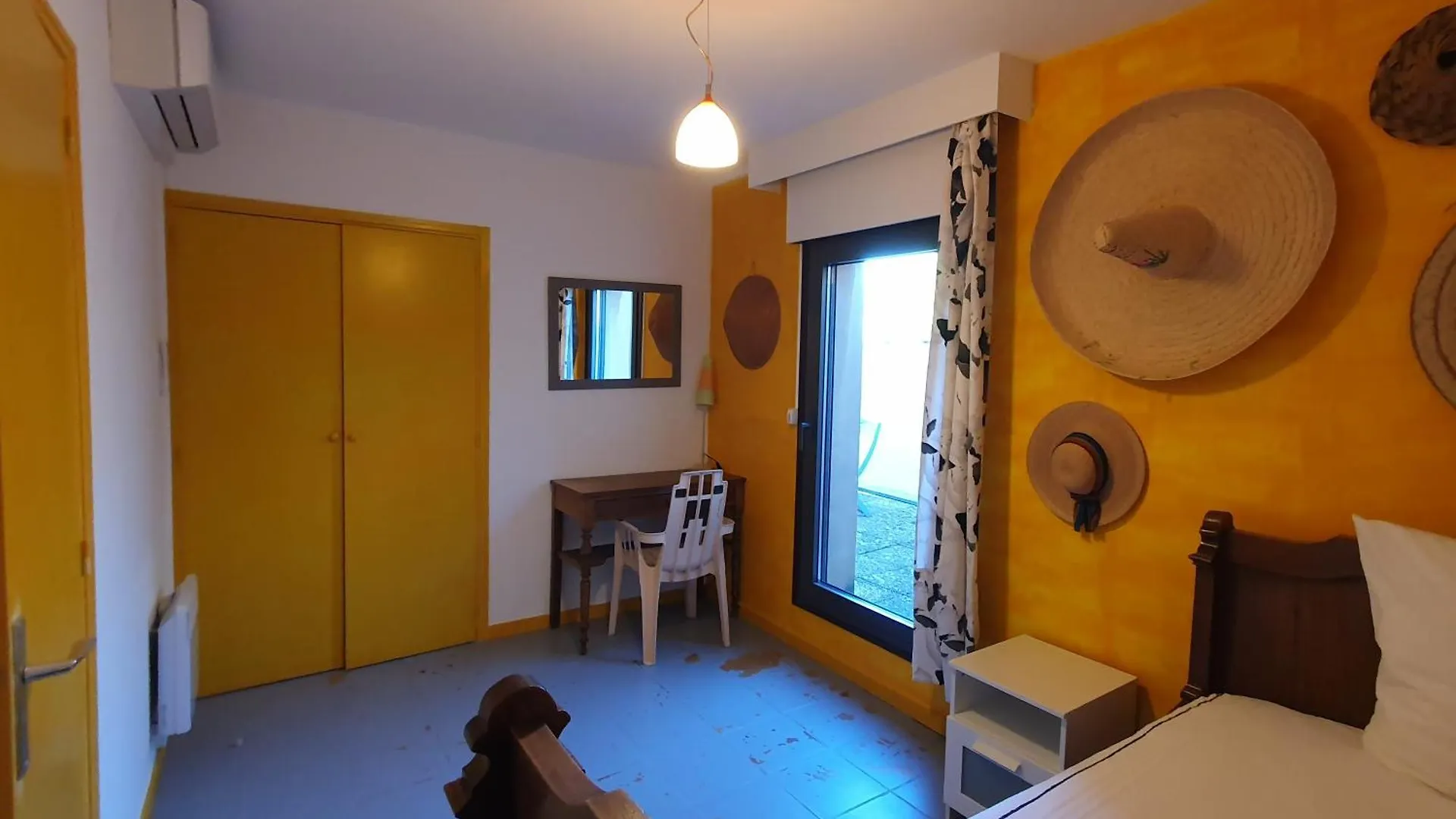 Appartement 3 Chambres Avec Grande Terrasse Dans Le Centre De Pernes Les Fontaines 0*, Pernes-les-Fontaines France
