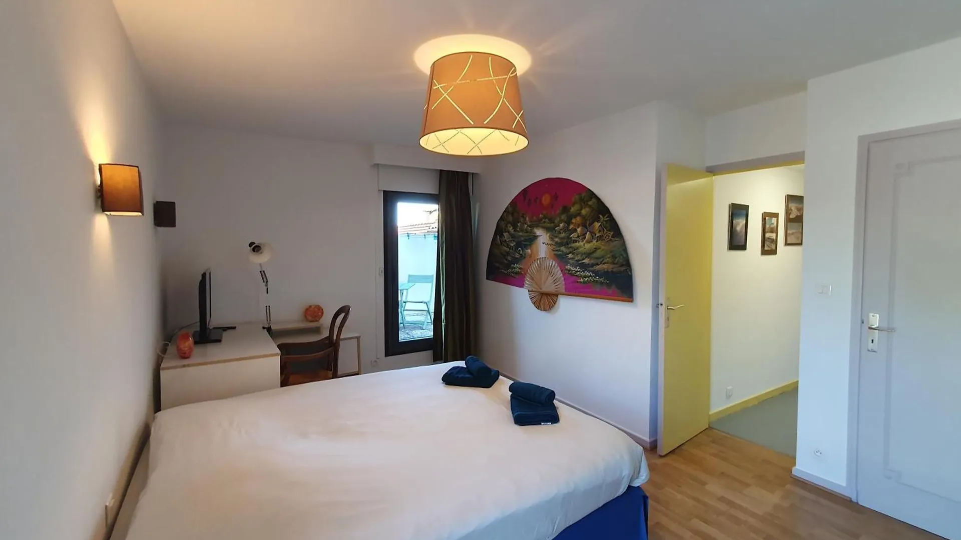 Appartement 3 Chambres Avec Grande Terrasse Dans Le Centre De Pernes Les Fontaines France