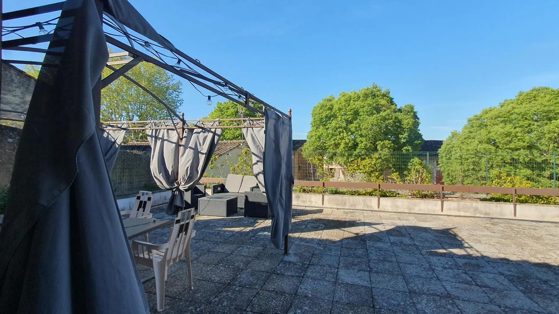 Apartment Appartement 3 Chambres Avec Grande Terrasse Dans Le Centre De Pernes Les Fontaines France