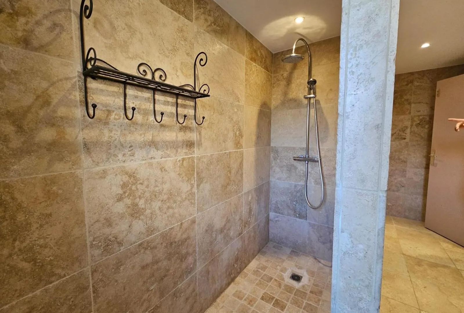 Appartement 3 Chambres Avec Grande Terrasse Dans Le Centre De Pernes Les Fontaines France