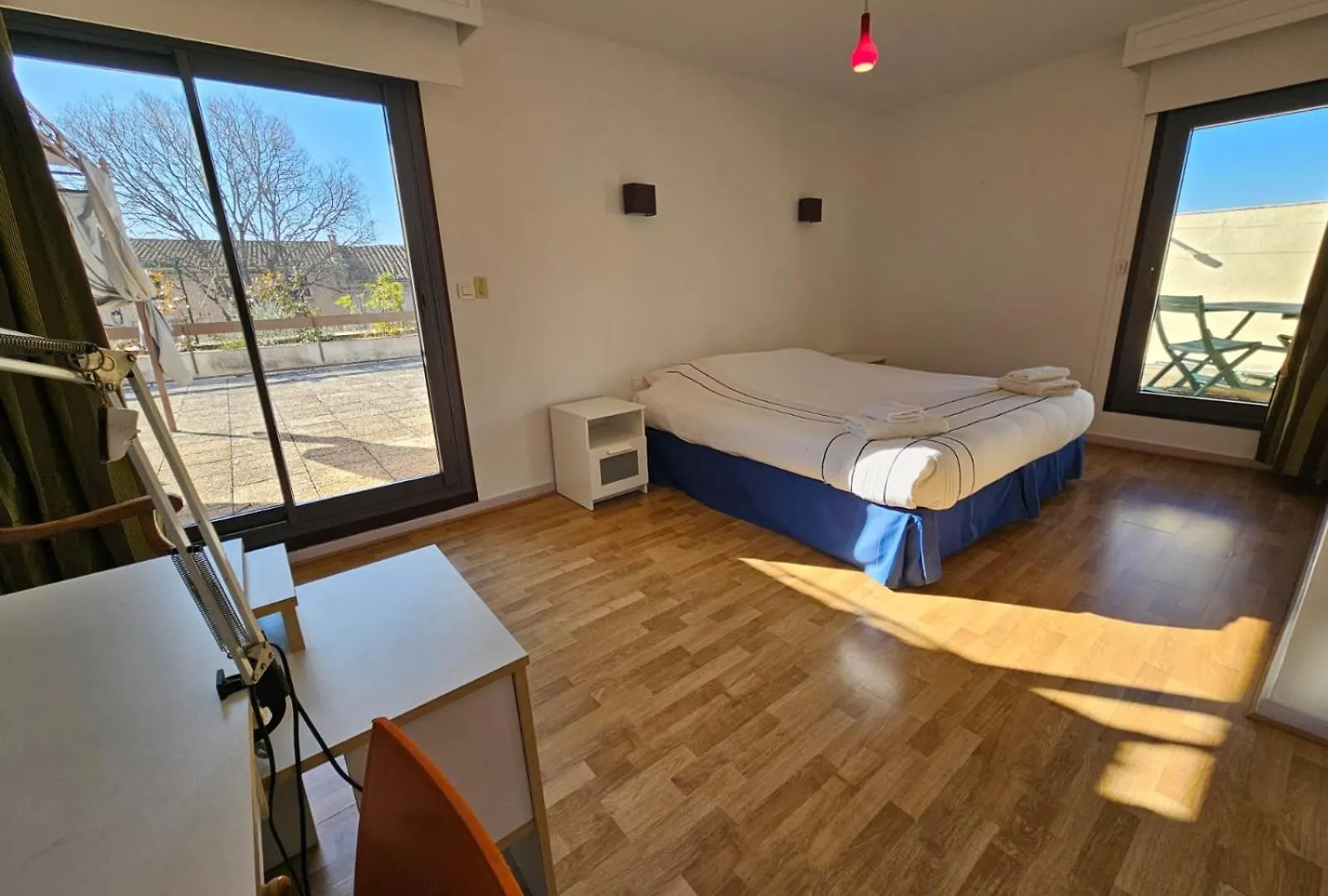 Appartement 3 Chambres Avec Grande Terrasse Dans Le Centre De Pernes Les Fontaines Apartment