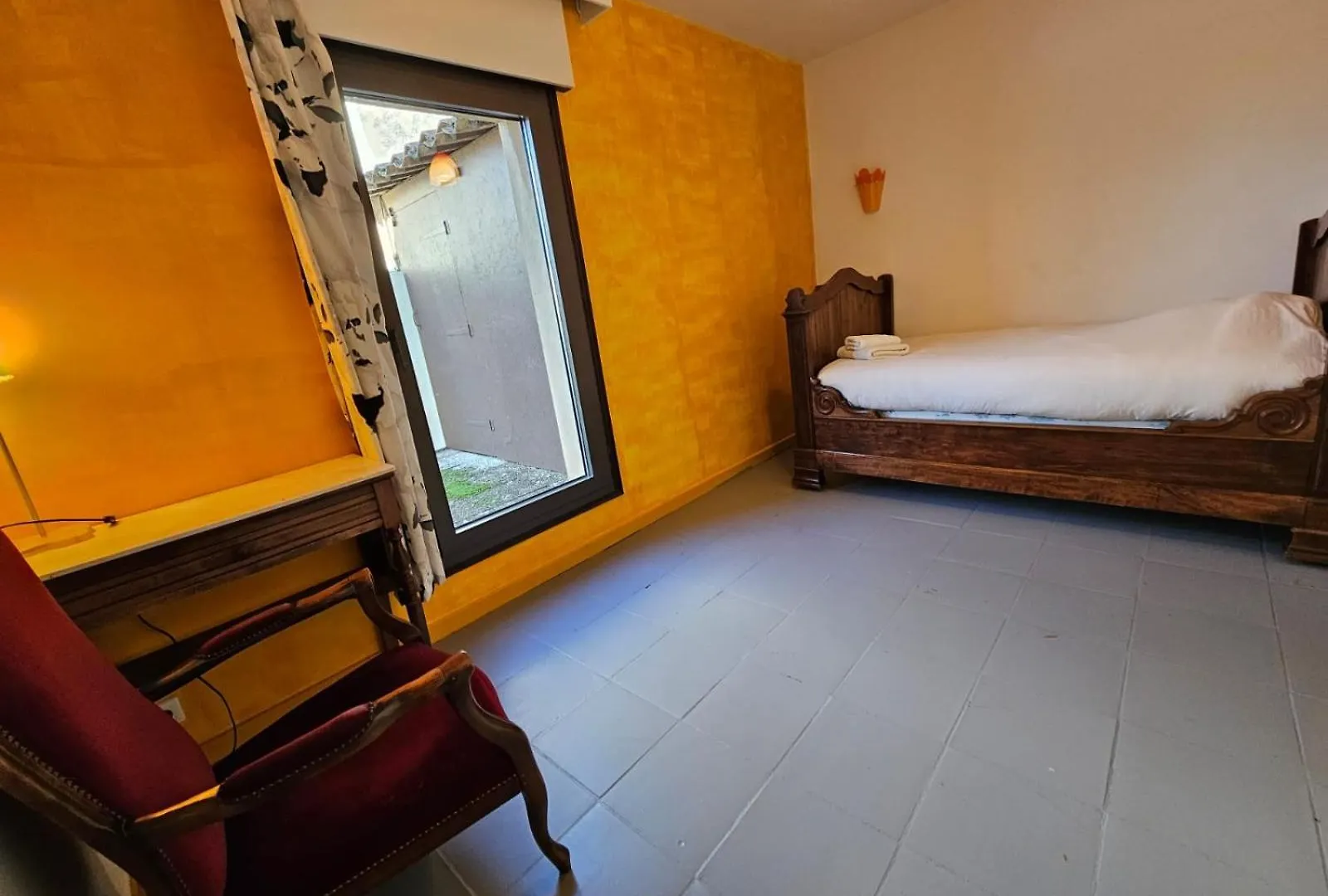 Appartement 3 Chambres Avec Grande Terrasse Dans Le Centre De Pernes Les Fontaines Apartment Pernes-les-Fontaines