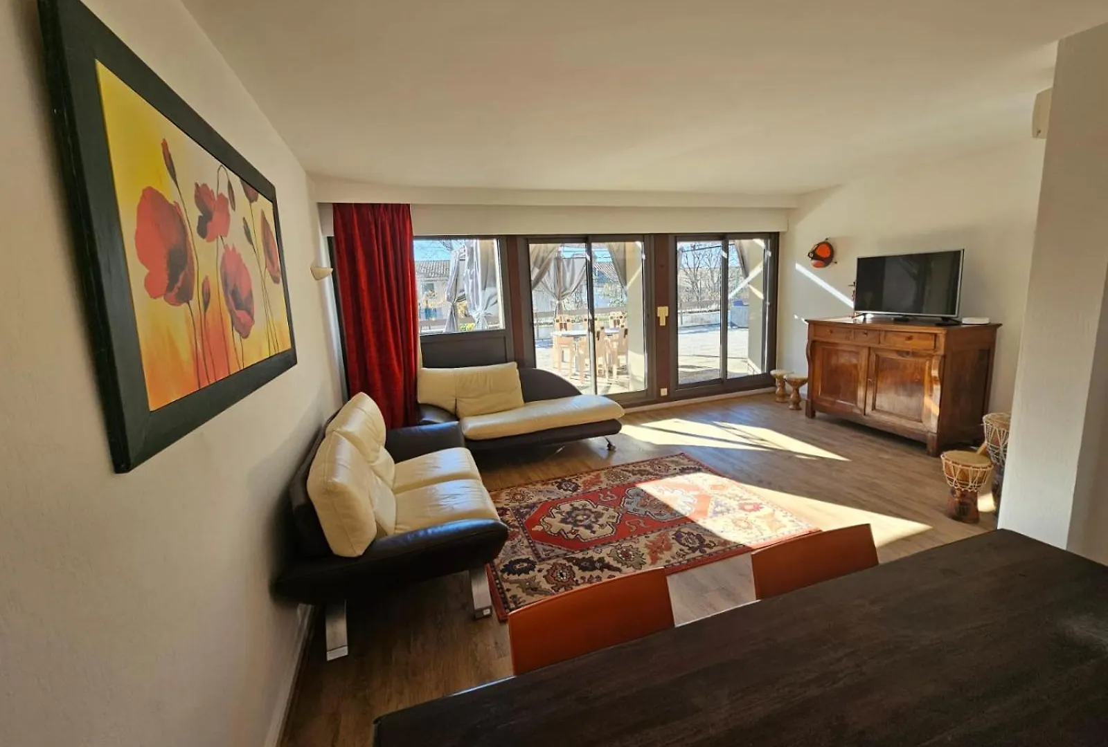 Appartement 3 Chambres Avec Grande Terrasse Dans Le Centre De Pernes Les Fontaines Apartment Pernes-les-Fontaines